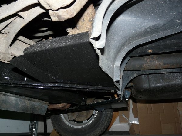 subaru-libero-kryt-motoru-pravy