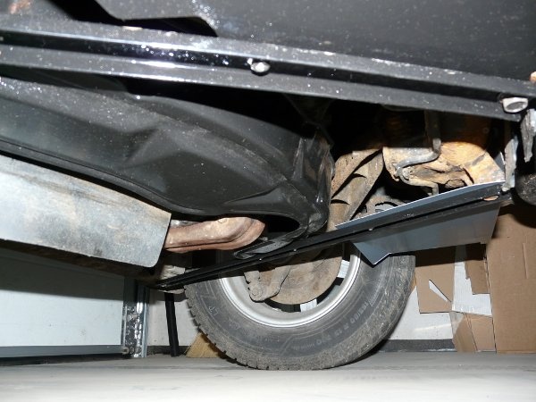 subaru-libero-kryt-motoru-prostredni